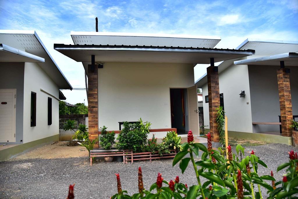 The House At Pranburi Hotell Exteriör bild