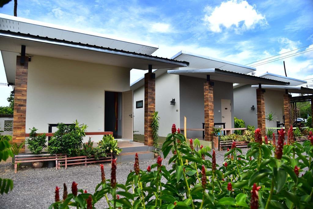 The House At Pranburi Hotell Exteriör bild